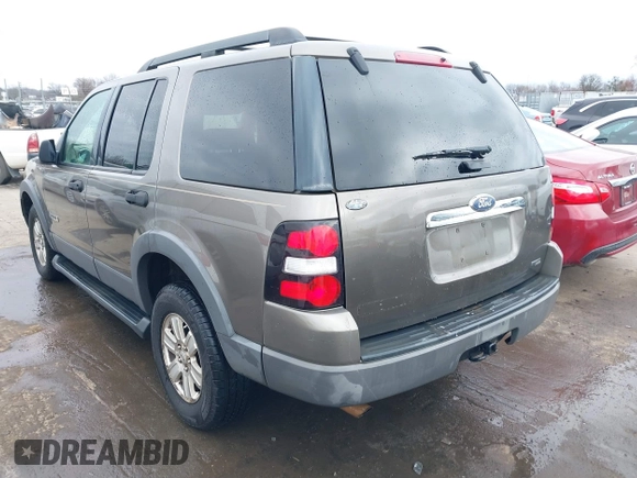 2006 Ford Explorer XLT z VIN 1FMEU73E66UA09423, wystawiony jako IAAI lot #41552885 z przebiegiem 214 269 mil mil oraz . Historia ofert i sprzedaży dostępna na DreamBid. Obrazek 3.