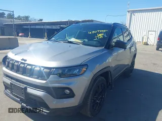 2022 Jeep Compass Latitude z VIN 3C4NJDBB4NT197015, wystawiony jako IAAI lot #42074901 z przebiegiem 61 498 mil mil oraz . Historia ofert i sprzedaży dostępna na DreamBid. Obrazek 19.