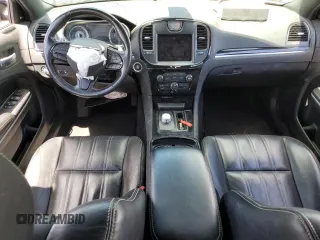 2022 Chrysler 300 S z VIN 2C3CCABG2NH111659, wystawiony jako Copart lot #50275975 z przebiegiem 34 926 mil mil oraz Szkoda całkowita • Salvage title. Historia ofert i sprzedaży dostępna na DreamBid. Obrazek 8.