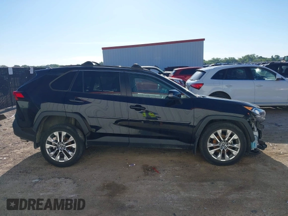 2021 Toyota RAV4 XLE Premium z VIN 2T3C1RFVXMW105387, wystawiony jako IAAI lot #42238526 z przebiegiem 58 627 mil mil oraz . Historia ofert i sprzedaży dostępna na DreamBid. Obrazek 13.
