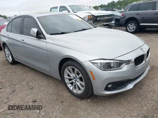 2018 BMW 3 Series 320i xDrive z VIN WBA8E5G56JNU45850, wystawiony jako IAAI lot #42091919 z przebiegiem 108 826 mil mil oraz . Historia ofert i sprzedaży dostępna na DreamBid. Obrazek 1.