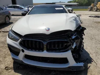 2023 BMW M8 Competition z VIN WBSAE0C04PCL03625, wystawiony jako Copart lot #52190975 z przebiegiem Nie podano mil oraz Nie do naprawy. Historia ofert i sprzedaży dostępna na DreamBid. Obrazek 5.