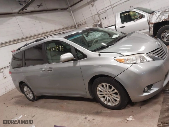2013 Toyota Sienna XLE AAS with VIN 5TDYK3DC0DS377112, listed as a IAAI auction lot 41225996 with 149,814 mi miles. Bid and sale history available at carsss.com. Image 13.