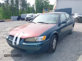 1997 Toyota Camry LE z VIN 4T1BG22K2VU778245, wystawiony jako IAAI lot #42145592 z przebiegiem 276 611 mil mil oraz . Historia ofert i sprzedaży dostępna na DreamBid. Obrazek 2.