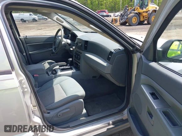 2007 Jeep Grand Cherokee Laredo with VIN 1J8GS48K47C516272, listed as a IAAI auction lot 42155035 with 181,132 mi miles. Bid and sale history available at carsss.com. Image 5.