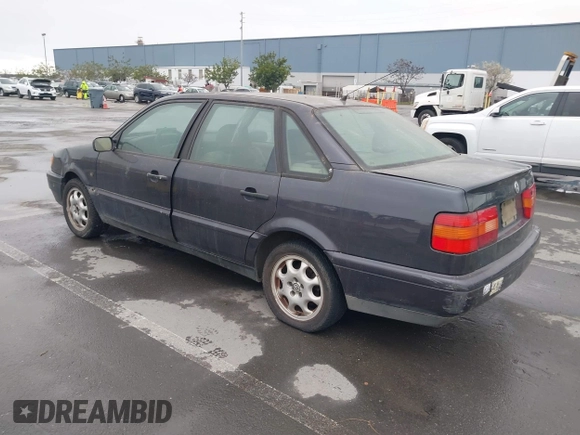 1996 Volkswagen Passat z VIN WVWEE83A6TE157789, wystawiony jako IAAI lot #41798846 z przebiegiem 141 130 mil mil oraz . Historia ofert i sprzedaży dostępna na DreamBid. Obrazek 3.
