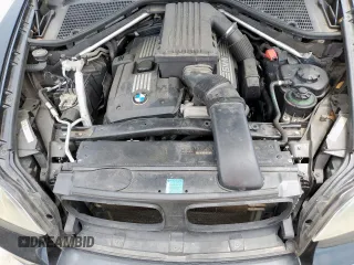2008 BMW X5 3.0si z VIN 5UXFE43588L009967, wystawiony jako Copart lot #57900245 z przebiegiem 137 882 mil mil oraz Czysty tytuł • Clean title. Historia ofert i sprzedaży dostępna na DreamBid. Obrazek 12.