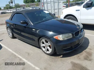 2010 BMW 1 Series 128i z VIN WBAUN1C52AVH81995, wystawiony jako IAAI lot #42359298 z przebiegiem 137 443 mil mil oraz . Historia ofert i sprzedaży dostępna na DreamBid. Obrazek 1.