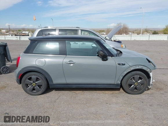 2022 MINI Hardtop Cooper SE z VIN WMW13DJ01N2P85767, wystawiony jako IAAI lot #41921346 z przebiegiem 17 446 mil mil oraz . Historia ofert i sprzedaży dostępna na DreamBid. Obrazek 14.