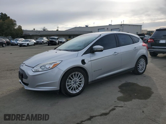 2013 Ford Focus Electric z VIN 1FADP3R43DL139862, wystawiony jako Copart lot #45901885 z przebiegiem 62 040 mil mil oraz Szkody całkowita. Historia ofert i sprzedaży dostępna na DreamBid. Obrazek 1.