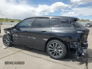 2024 BMW iX xDrive50 z VIN WB523CF07RCP08357, wystawiony jako Copart lot #54941205 z przebiegiem 28 240 mil mil oraz Szkody całkowita. Historia ofert i sprzedaży dostępna na DreamBid. Obrazek 2.