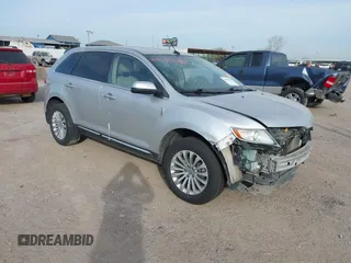 2013 Lincoln MKX z VIN 2LMDJ6JK5DBL23613, wystawiony jako IAAI lot #41878320 z przebiegiem 139 702 mil mil oraz . Historia ofert i sprzedaży dostępna na DreamBid. Obrazek 1.