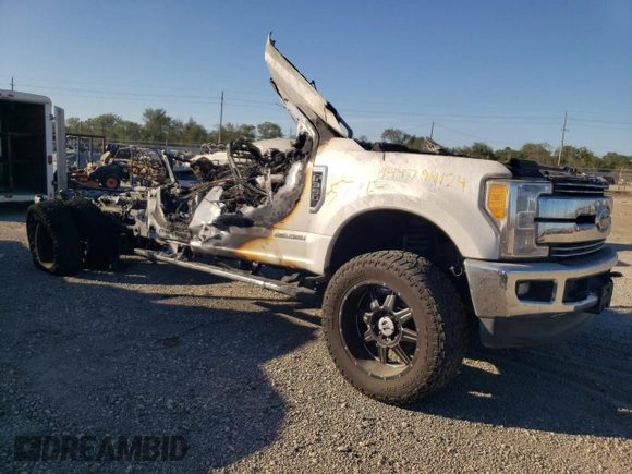 2017 Ford F-350 Lariat z VIN 1FT8W3DT5HEF45746, wystawiony jako Copart lot #76493074 z przebiegiem Nie podano mil oraz Nie do naprawy • Non repairable. Historia ofert i sprzedaży dostępna na DreamBid. Obrazek 4.