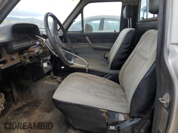 1983 Toyota Pickup z VIN JT4RN48S2D0070935, wystawiony jako Copart lot #50933245 z przebiegiem 50 699 mil mil oraz Czysty tytuł • Clean title. Historia ofert i sprzedaży dostępna na DreamBid. Obrazek 7.