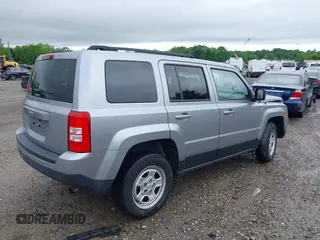2017 Jeep Patriot Sport SE z VIN 1C4NJRBB8HD122051, wystawiony jako IAAI lot #42274843 z przebiegiem 63 122 mil mil oraz . Historia ofert i sprzedaży dostępna na DreamBid. Obrazek 4.