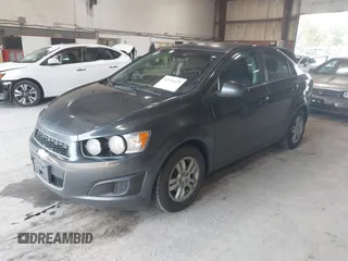 2016 Chevrolet Sonic LT z VIN 1G1JC5SH0G4170981, wystawiony jako IAAI lot #42576425 z przebiegiem 169 102 mil mil oraz . Historia ofert i sprzedaży dostępna na DreamBid. Obrazek 2.
