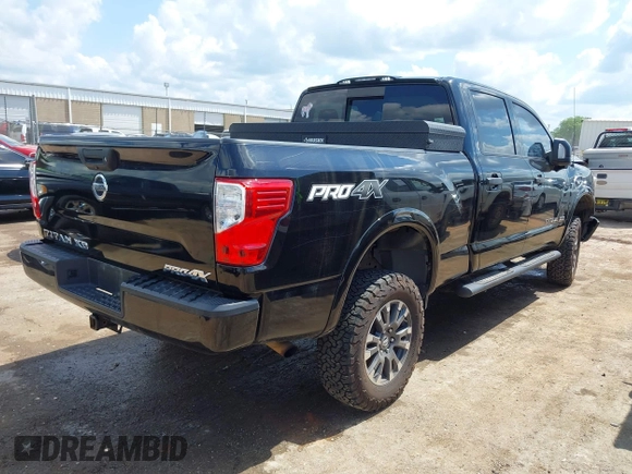 2017 Nissan Titan Platinum Reserve z VIN 1N6AA1F43HN500781, wystawiony jako IAAI lot #42220311 z przebiegiem 133 612 mil mil oraz . Historia ofert i sprzedaży dostępna na DreamBid. Obrazek 4.