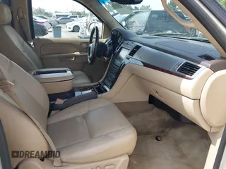 2013 Cadillac Escalade z VIN 1GYS4EEJ1DR298114, wystawiony jako IAAI lot #42374071 z przebiegiem 146 433 mil mil oraz . Historia ofert i sprzedaży dostępna na DreamBid. Obrazek 5.