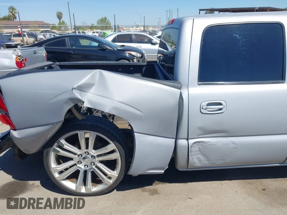 2005 Chevrolet Silverado 1500 LS z VIN 2GCEC13TX51171276, wystawiony jako IAAI lot #41861847 z przebiegiem 163 237 mil mil oraz . Historia ofert i sprzedaży dostępna na DreamBid. Obrazek 17.