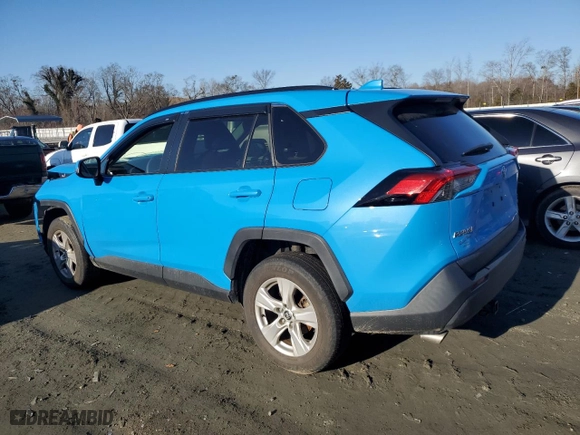 2020 Toyota RAV4 XLE with VIN JTMP1RFV0LD058593, listed as a Copart auction lot 42770955 with 47,345 mi miles and Salvage Title. Bid and sale history available at carsss.com. Image 2.