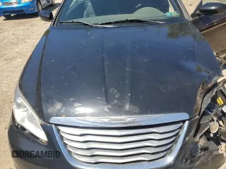 2013 Chrysler 200 Touring z VIN 1C3BCBEGXDN524870, wystawiony jako Copart lot #61676524 z przebiegiem 135 608 mil mil oraz Szkoda całkowita • Salvage title. Historia ofert i sprzedaży dostępna na DreamBid. Obrazek 11.