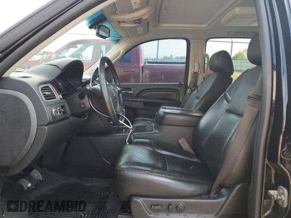 2014 GMC Yukon Denali z VIN 1GKS1EEF9ER130219, wystawiony jako Copart lot #79308134 z przebiegiem Nie podano mil oraz Czysty tytuł • Clean title. Historia ofert i sprzedaży dostępna na DreamBid. Obrazek 7.