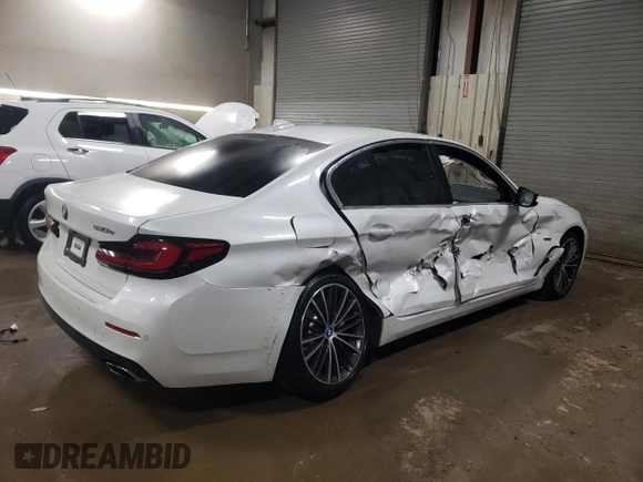 2023 BMW 5 Series 530e z VIN WBA13AG00PCM94423, wystawiony jako Copart lot #41517625 z przebiegiem 16 339 mil mil oraz Szkoda całkowita • Salvage title. Historia ofert i sprzedaży dostępna na DreamBid. Obrazek 3.