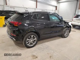 2022 Buick Encore GX Essence с VIN KL4MMGSLXNB090950, выставлен на аукционе Copart как лот 52692915 с пробегом 36 353 миль миль и Списание • Salvage title. История ставок и продаж доступна на DreamBid. Изображение 3.
