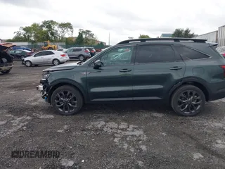 2022 Kia Sorento SX z VIN 5XYRKDLF9NG075953, wystawiony jako IAAI lot #40406528 z przebiegiem 100 146 mil mil oraz . Historia ofert i sprzedaży dostępna na DreamBid. Obrazek 14.