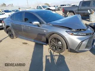 2025 Toyota Camry LE z VIN 4T1DAACK2SU556531, wystawiony jako IAAI lot #41337917 z przebiegiem Nie podano mil oraz . Historia ofert i sprzedaży dostępna na DreamBid. Obrazek 1.