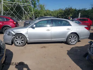 2005 Toyota Avalon XL z VIN 4T1BK36B95U050498, wystawiony jako IAAI lot #42220560 z przebiegiem 140 222 mil mil oraz . Historia ofert i sprzedaży dostępna na DreamBid. Obrazek 14.