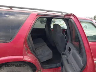 2000 Chevrolet Blazer LT z VIN 1GNDT13W9Y2133636, wystawiony jako IAAI lot #42066871 z przebiegiem Nie podano mil oraz . Historia ofert i sprzedaży dostępna na DreamBid. Obrazek 8.