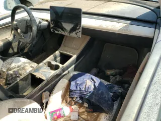 2024 Tesla Model Y Performance z VIN 7SAYGDEF1RF038664, wystawiony jako Copart lot #52583175 z przebiegiem Nie podano mil oraz Szkoda całkowita • Salvage title. Historia ofert i sprzedaży dostępna na DreamBid. Obrazek 8.
