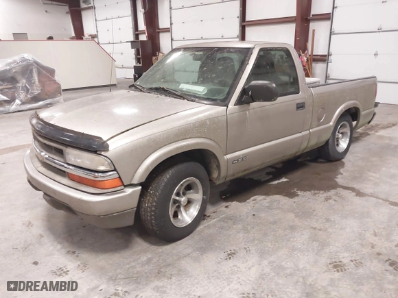 2000 Chevrolet S-10 LS with VIN 1GCCS1446YK192616, listed as a IAAI auction lot 41562966 with 289,447 mi miles. Bid and sale history available at carsss.com. Image 2.