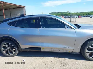 2021 Ford Mustang Mach-E Premium z VIN 3FMTK3SU7MMA02271, wystawiony jako IAAI lot #42072602 z przebiegiem 61 526 mil mil oraz . Historia ofert i sprzedaży dostępna na DreamBid. Obrazek 14.