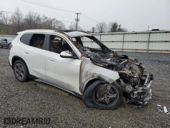 2025 BMW X1 xDrive28i z VIN WBX73EF04S5205310, wystawiony jako Copart lot #51547245 z przebiegiem Nie podano mil oraz Szkody całkowita. Historia ofert i sprzedaży dostępna na DreamBid. Obrazek 4.