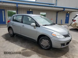2008 Nissan Versa S z VIN 3N1BC13E28L407803, wystawiony jako Copart lot #53573295 z przebiegiem 107 049 mil mil oraz Szkody całkowita. Historia ofert i sprzedaży dostępna na DreamBid. Obrazek 4.