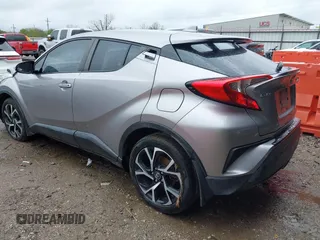 2018 Toyota C-HR XLE z VIN NMTKHMBX8JR034946, wystawiony jako IAAI lot #41947667 z przebiegiem 84 196 mil mil oraz . Historia ofert i sprzedaży dostępna na DreamBid. Obrazek 3.