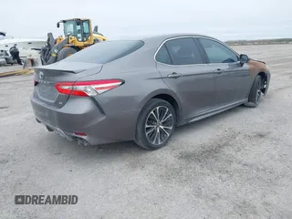 2018 Toyota Camry LE z VIN 4T1B11HK7JU023055, wystawiony jako IAAI lot #40609585 z przebiegiem Nie podano mil oraz . Historia ofert i sprzedaży dostępna na DreamBid. Obrazek 4.