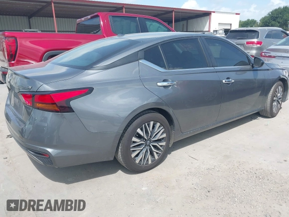 2024 Nissan Altima SV z VIN 1N4BL4DV4RN322031, wystawiony jako IAAI lot #42503600 z przebiegiem 42 521 mil mil oraz . Historia ofert i sprzedaży dostępna na DreamBid. Obrazek 4.