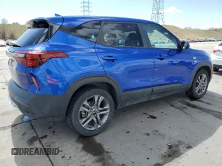 2021 Kia Seltos LX z VIN KNDEPCAA1M7156409, wystawiony jako Copart lot #54250375 z przebiegiem 42 378 mil mil oraz Szkody całkowita. Historia ofert i sprzedaży dostępna na DreamBid. Obrazek 3.