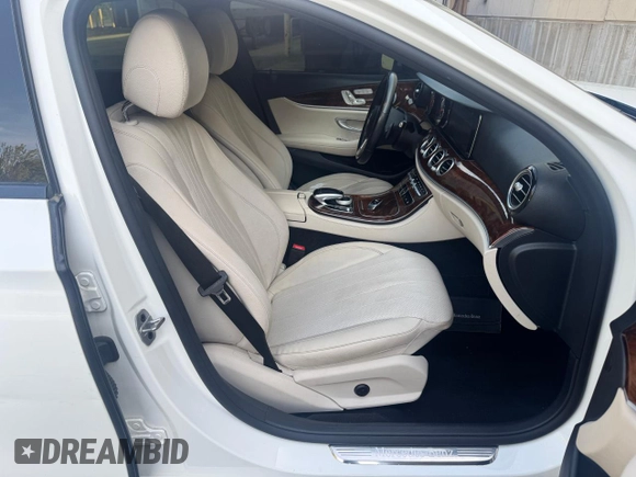 2019 Mercedes-Benz E 300 z VIN WDDZF4KB0KA608079, wystawiony jako Copart lot #59808375 z przebiegiem 60 639 mil mil oraz Czysty tytuł • Clean title. Historia ofert i sprzedaży dostępna na DreamBid. Obrazek 5.