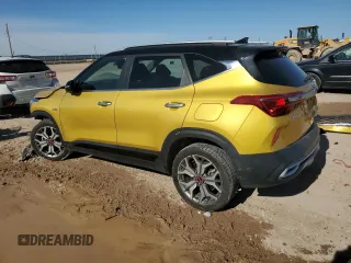 2021 Kia Seltos SX z VIN KNDETCA22M7054427, wystawiony jako Copart lot #56819495 z przebiegiem 93 904 mil mil oraz Szkoda całkowita • Salvage title. Historia ofert i sprzedaży dostępna na DreamBid. Obrazek 2.