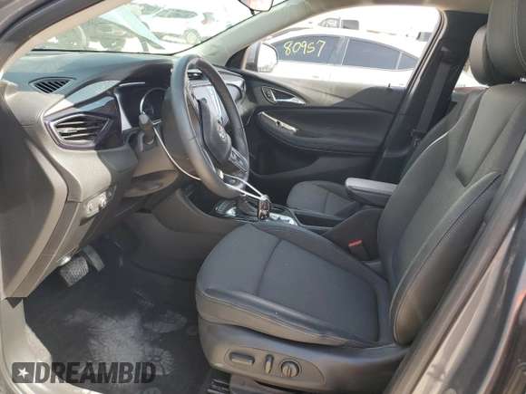 2022 Buick Encore GX Select z VIN KL4MMDSL2NB116455, wystawiony jako Copart lot #54959435 z przebiegiem 63 920 mil mil oraz Czysty tytuł • Clean title. Historia ofert i sprzedaży dostępna na DreamBid. Obrazek 7.