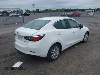 2016 Scion iA z VIN 3MYDLBZV6GY138680, wystawiony jako IAAI lot #42240425 z przebiegiem 100 191 mil mil oraz . Historia ofert i sprzedaży dostępna na DreamBid. Obrazek 4.