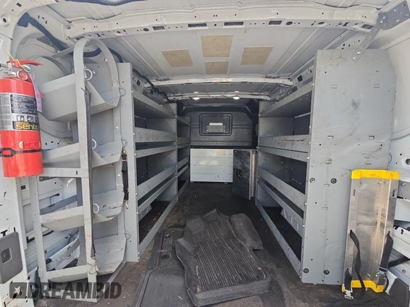 2020 Ford Transit z VIN 1FTBR1YG6LKA32420, wystawiony jako IAAI lot #42786972 z przebiegiem 45 104 mil mil oraz . Historia ofert i sprzedaży dostępna na DreamBid. Obrazek 2.