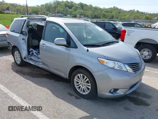 2014 Toyota Sienna XLE z VIN 5TDYK3DC0ES451307, wystawiony jako IAAI lot #42093569 z przebiegiem 105 721 mil mil oraz . Historia ofert i sprzedaży dostępna na DreamBid. Obrazek 1.