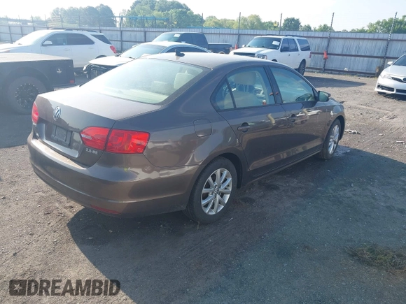 2011 Volkswagen Jetta Sedan SE w/Convenience & Sunroof with VIN 3VWDX7AJXBM329427, listed as a IAAI auction lot 42121116 with 193,490 mi miles. Bid and sale history available at carsss.com. Image 4.