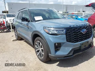 2025 Ford Explorer ST-Line z VIN 1FMUK8KH4SGB31614, wystawiony jako IAAI lot #42454652 z przebiegiem 6 956 mil mil oraz . Historia ofert i sprzedaży dostępna na DreamBid. Obrazek 1.
