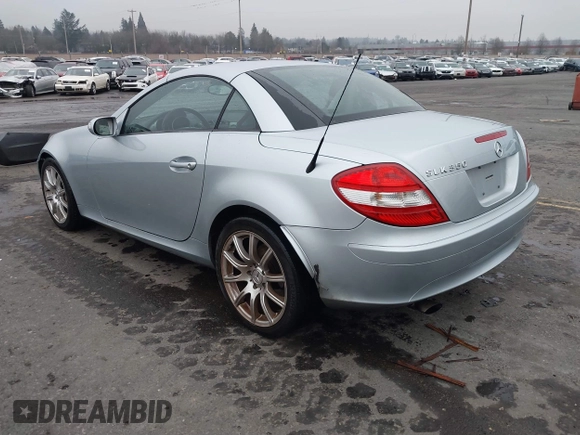 2005 Mercedes-Benz SLK 230/320 z VIN WDBWK56FX5F040781, wystawiony jako IAAI lot #41321130 z przebiegiem 100 319 mil mil oraz . Historia ofert i sprzedaży dostępna na DreamBid. Obrazek 3.